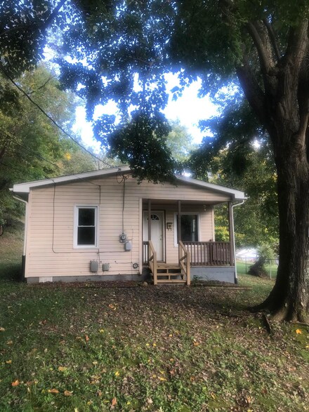 1903 S Hampshire Ave, Covington, VA 24426