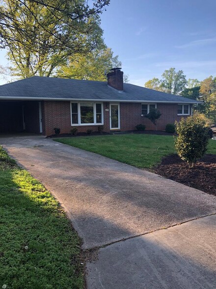 625 Oakland Dr, Chatham, VA 24531