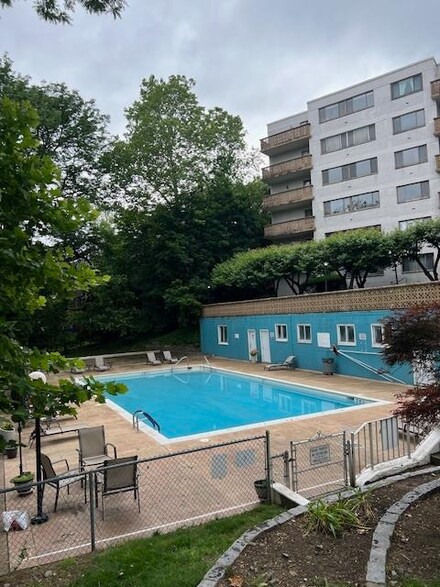 1375 River Rd Unit 1M, Edgewater, NJ 07020