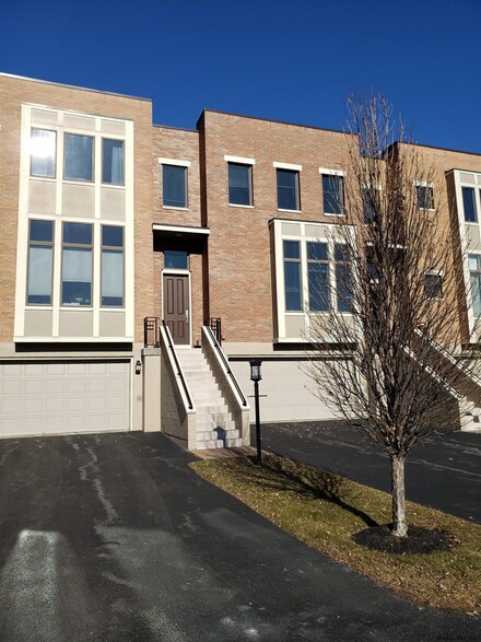 7 Bryn Mawr Ct, Albany, NY 12211