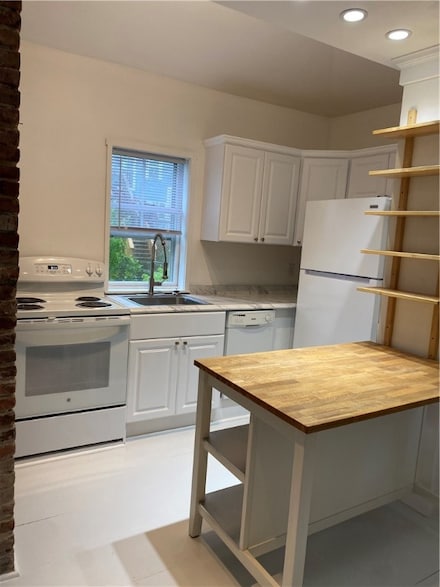 15 Clinton Ave Unit 2, Newport, RI 02840