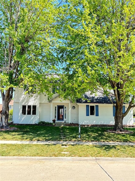 8001 Brookview Dr, Urbandale, IA 50322