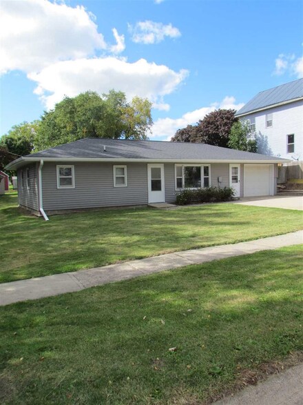 402 S West St, Monona, IA 52159