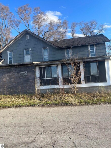 1549 State St, Grawn, MI 49637