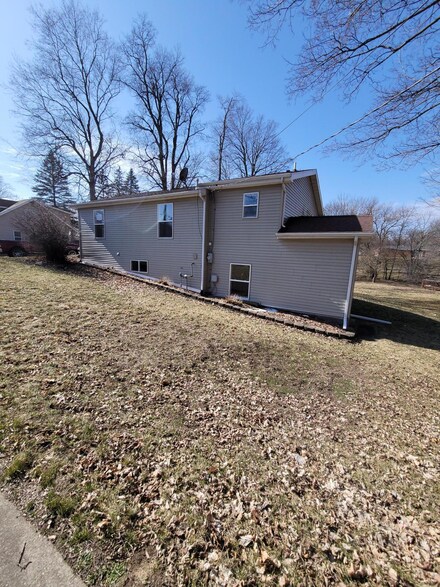215 S Lincoln Ave, Three Rivers, MI 49093