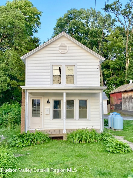 7 Elizabeth St, Red Hook, NY 12571