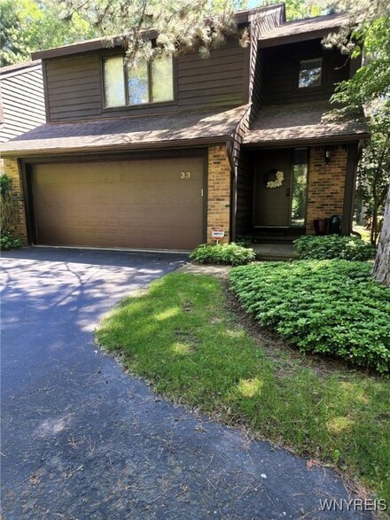 33 Breezewood Common, East Amherst, NY 14051