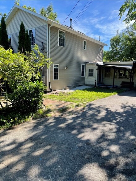 48 Lonsdale St, West Warwick, RI 02893