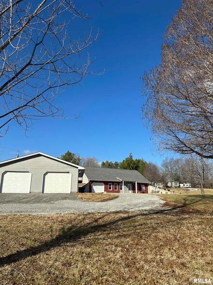 1945 Balcom Rd, Anna, IL 62906