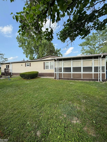 17308 Roberts Dr, Springfield Township, MI 48350