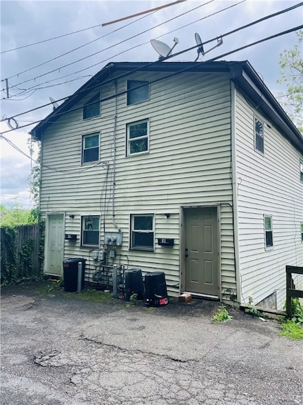 17-18 Walther St, McKees Rocks, PA 15136