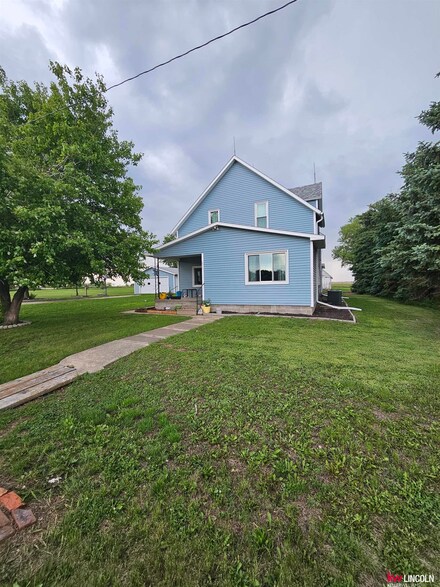 401 Chestnut St, Saronville, NE 68975