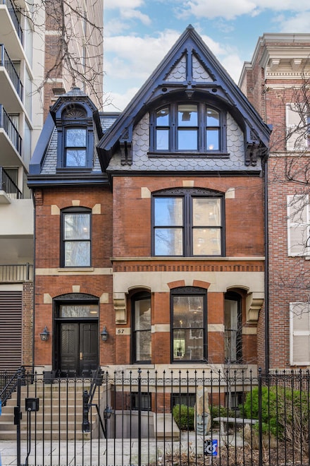 57 E Division St, Chicago, IL 60610