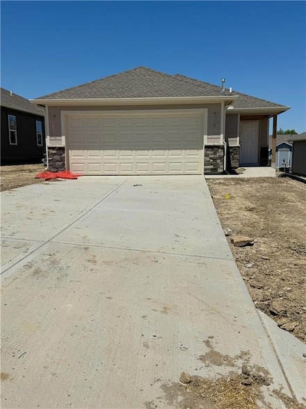 2107 Brook Ridge Ct, Tonganoxie, KS 66086