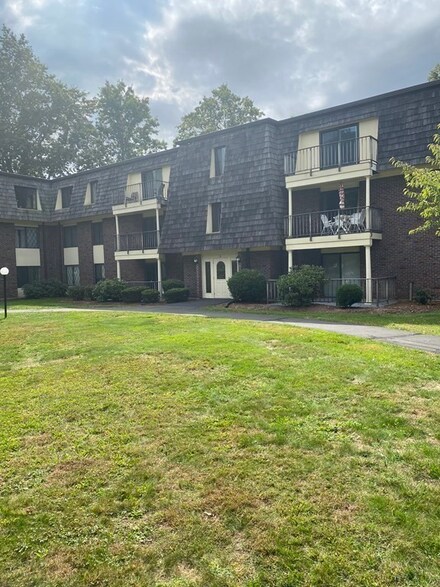 4700 N Main St Unit 2F, Fall River, MA 02720