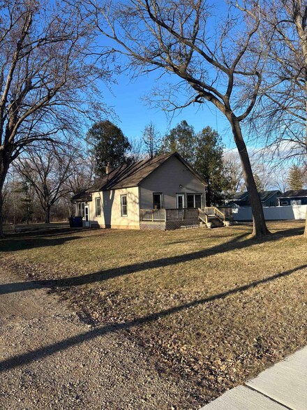621 Michigan St, Omro, WI 54963