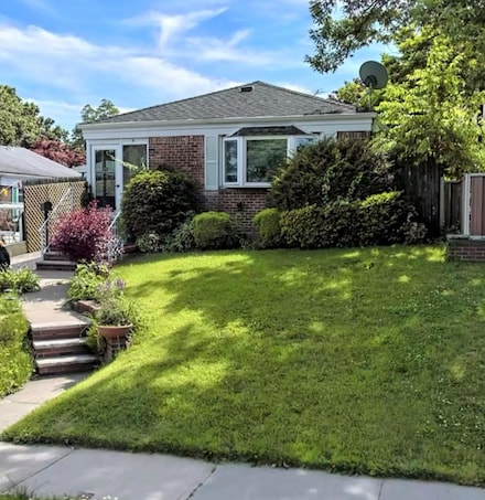 6614 254th St, Little Neck, NY 11362