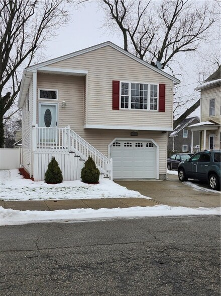 94 Cleveland St, Pawtucket, RI 02860
