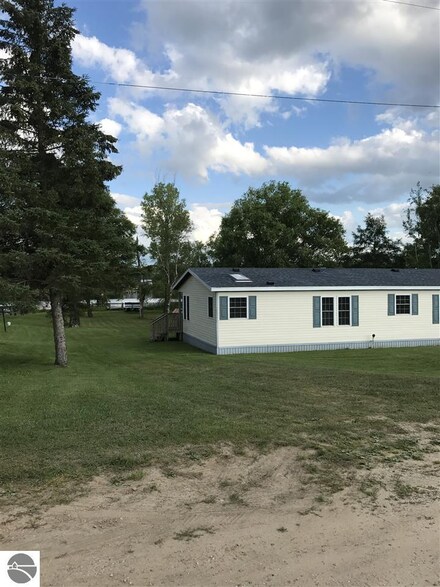 11350 Lakeside Dr, Riverdale, MI 48877