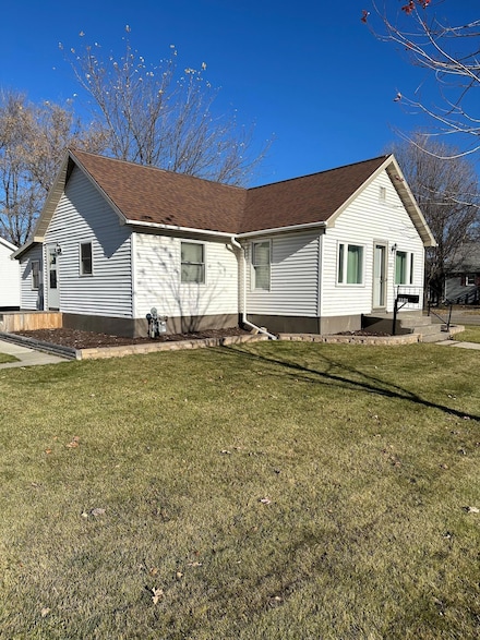 1121 1st St E, Thief River Falls, MN 56701
