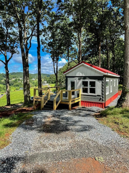 527 Saunders Rd, Franklin, NC 28734