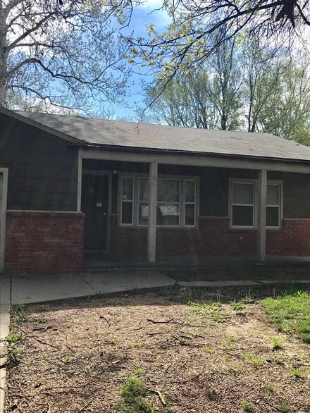 724 N Line St, Belle Plaine, KS 67013