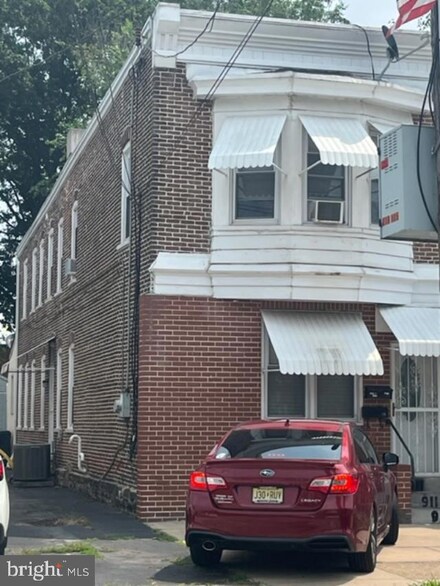 911 Saville Ave, Crum Lynne, PA 19022