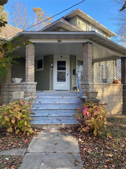 704 N Locust St, Greenville, IL 62246