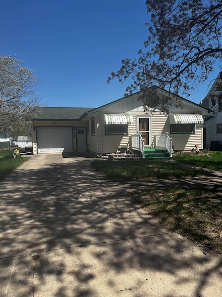 404 Bush St, Lakefield, MN 56150