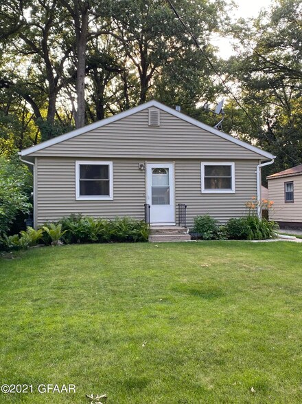 703 2nd Ave N, Cavalier, ND 58220