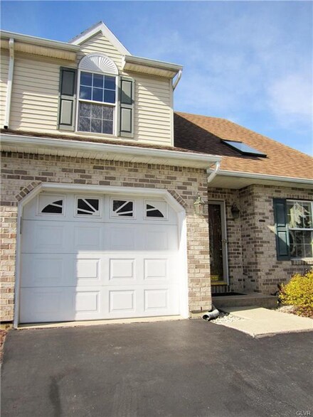 2441 Ridge View Ct, Bethlehem, PA 18020