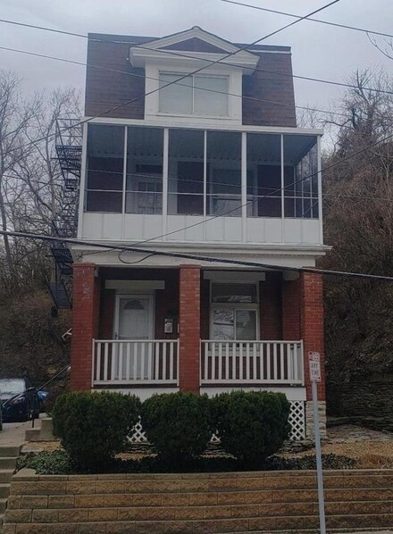 1911 Highland Ave, Cincinnati, OH 45219