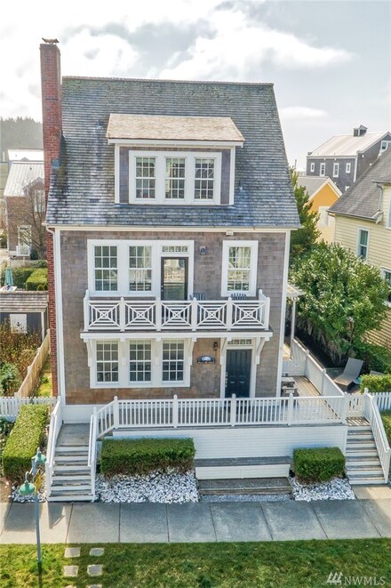 29 W Myrtle Ln, Pacific Beach, WA 98571