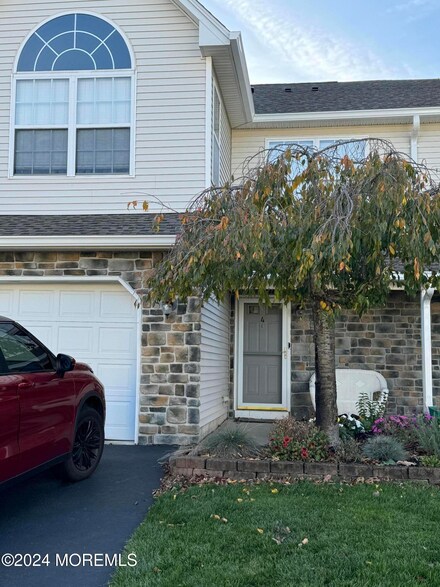 4 Nutmeg Ct, Tinton Falls, NJ 07753
