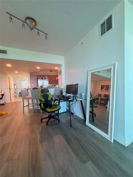 15051 Royal Oaks Ln Unit 901, North Miami, FL 33181