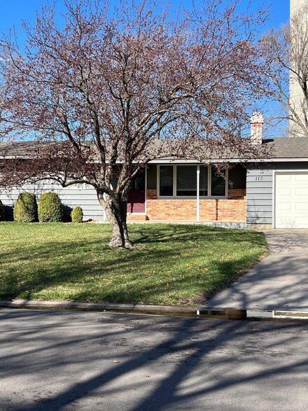 115 W Vesper St, Hesston, KS 67062
