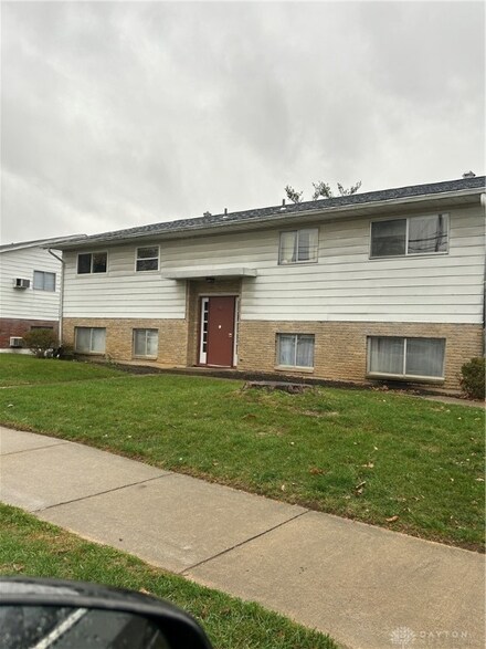 910 W Lake Ave, New Carlisle, OH 45344