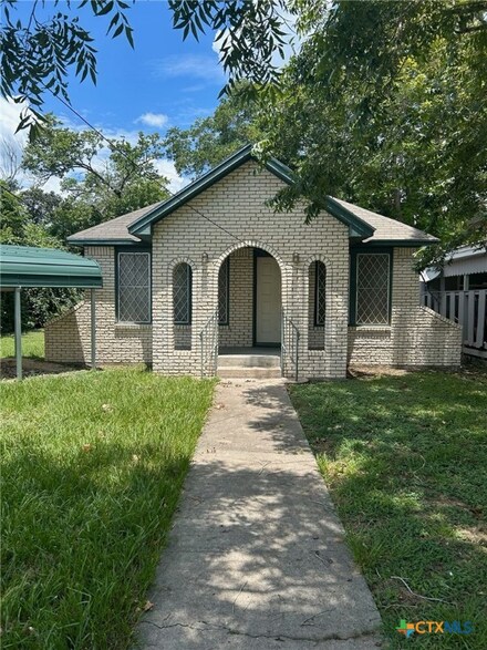 404 W Brackenridge St, Edna, TX 77957