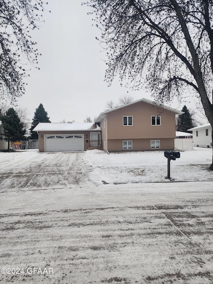 2210 Springbrook Ct, Grand Forks, ND 58201