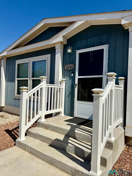 4214 Redbud St, Carlsbad, NM 88220