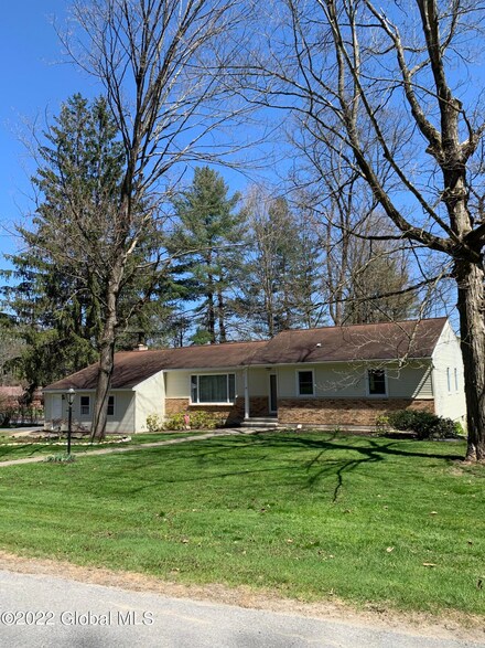 14 Edgewood Dr, Queensbury, NY 12804