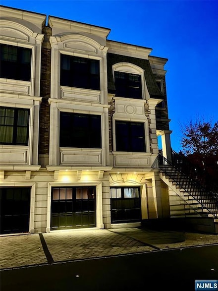 10 Marquis Ct, Edgewater, NJ 07020