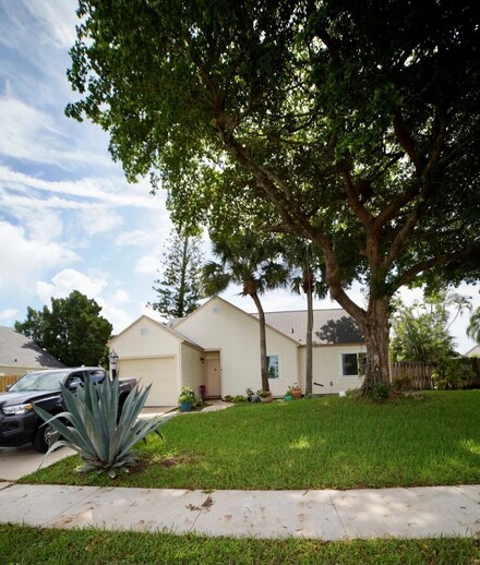 7 Cedar Cir, Boynton Beach, FL 33436