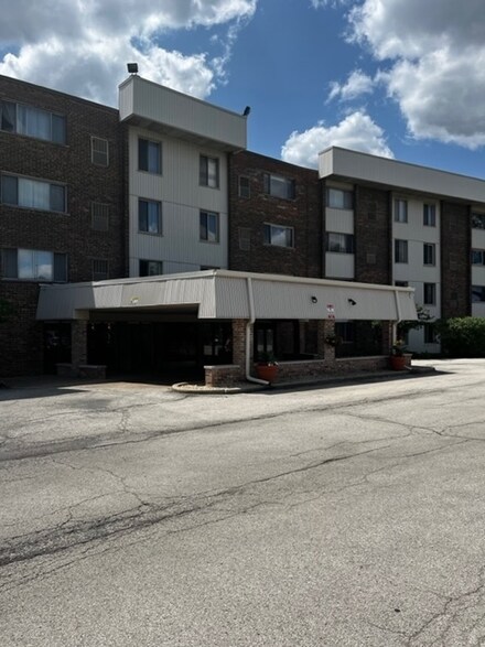 841 N York St Unit 316, Elmhurst, IL 60126