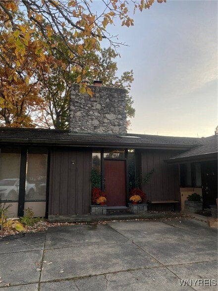 2568 W Oakfield Rd, Grand Island, NY 14072