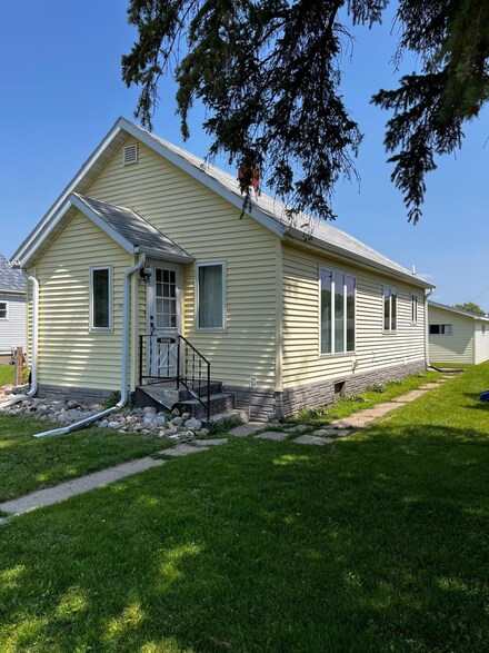 1006 Knight Ave N, Thief River Falls, MN 56701