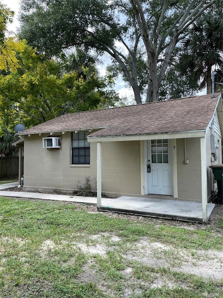 30 Lakeside Ave, Umatilla, FL 32784