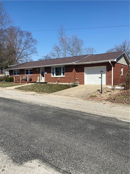 203 W Morgan St, Newton, IL 62448