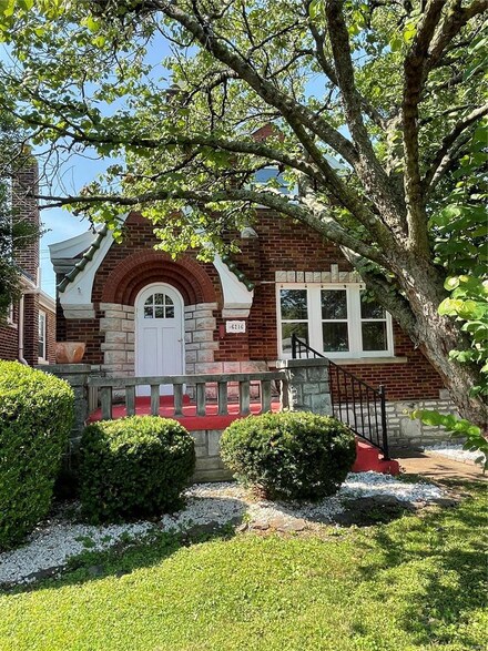 6216 Chippewa St, Saint Louis, MO 63109