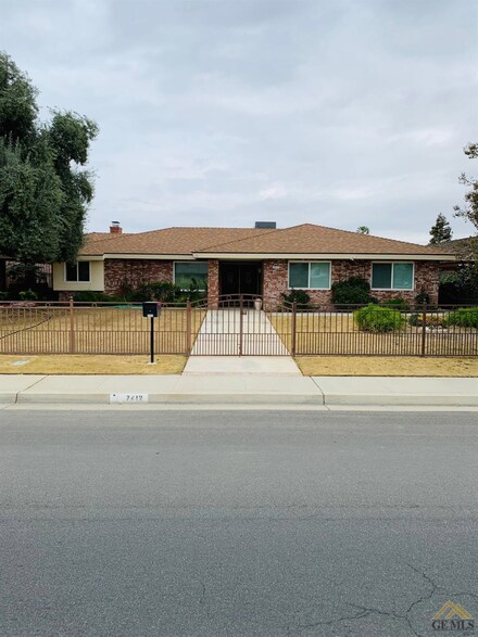 7412 Olive Dr, Bakersfield, CA 93308